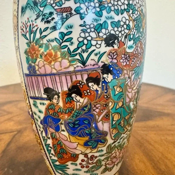 Japanese Satsuma Geisha Girl Porcelain Vase 9 1/2 Inches - Picture 5 of 10